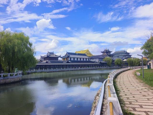 午间，撞进蓝白的诗行