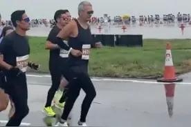 周润发已满头白发 ：参战香港马拉松，1小时17分完成10公里赛程图片