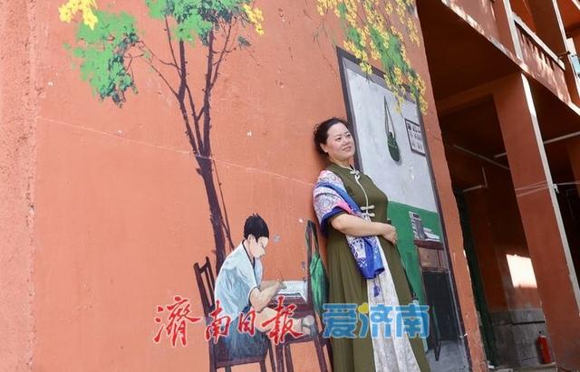 国庆假期首日 红旗飘扬映老街