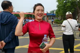 关注高考｜高考首日，妈妈们穿旗袍送考：祝福考生旗开得胜图片