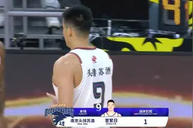 稳住啊阿日😅！曾繁日一巴掌打倒正在快攻的张昊 被吹违体犯规图片