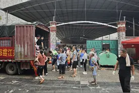 探访榕江后勤保障点：村民自发来帮忙，每天做近万份盒饭，厨师炒菜到手肿图片