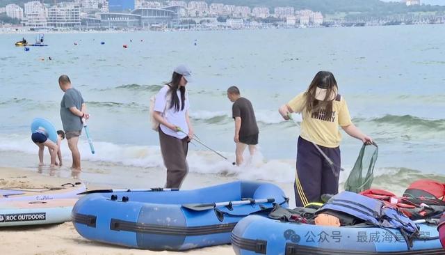 葡萄滩海水浴场，有群人悄悄做了件暖心事