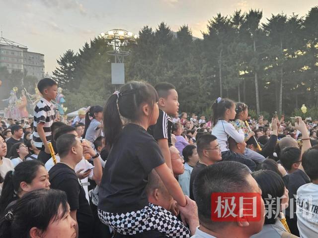 万人涌入长春动植物园看“雪饼猴”：家长肩头长满孩子，还有人爬树也要看