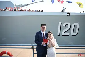 成都舰上响起“新婚快乐”：海军节当日现役海军领证，成都舰，成都见！图片