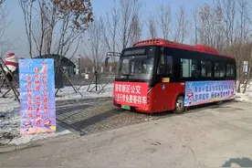 到冰雪大世界玩，行李可免费放进停车场寄存车图片