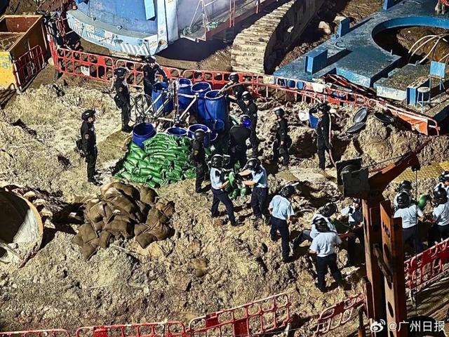 正在拆弹，已锯开外壳，6000人被紧急疏散！香港闹市发现美军二战时炸弹，内有227公斤TNT炸药，仍具备完整爆炸威力