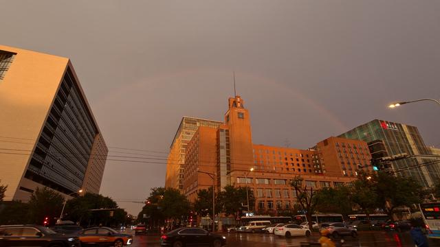 雨后看见彩虹！北京晚霞金光漫天！