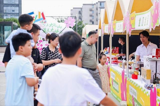 乐山好吃、好耍！“云上大瓦山·最美大峡谷”金口金品市集开幕，杭州市民直呼“想立刻出发”！