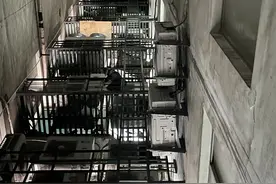 高温下的劳动者丨酷暑之中排故障，高空之上“蒸桑拿”！记者跟访空调维修工，七八月份日日“爆单”图片