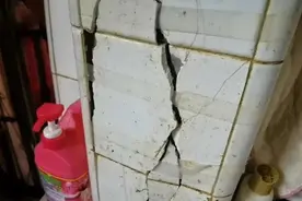 瓷砖开裂近1厘米、涂料层脱落……加梯的锅？若想检测自费2万图片