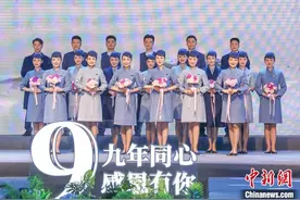 江西航空发布新版客舱乘务员制服 以青花瓷和白鹤为设计灵感图片
