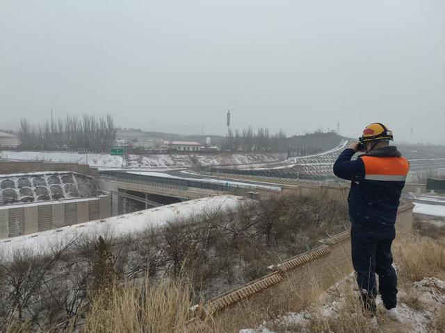 扫积雪加防滑，优化售票窗口……各大火车站保旅客平安出行