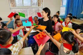 鲜花、贺卡、拜师礼！平顶山湛河区小学生向老师送上节日祝福图片