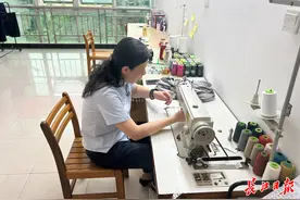 为游子缝补身上衣，武大有一群“针线阿姨”图片