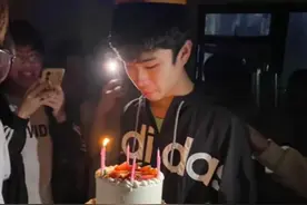 准备了汉堡给室友过生日，“诶你怎么哭了……”图片