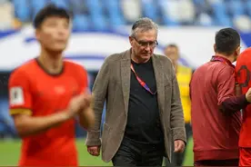 国足世界排名8年半以来首次跌破前90图片