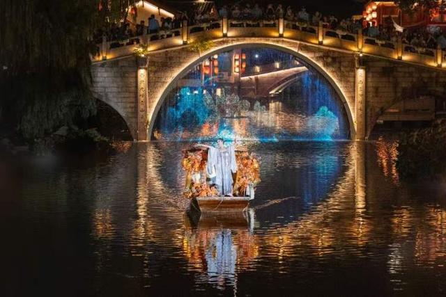 国庆追光指南：第二届上海国际光影节，解锁城市夜的N种浪漫｜国庆趣玩上海