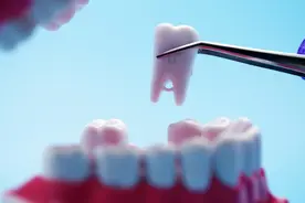 坏牙好牙一起拔，种植牙监管“牙齿”不能软 | 新京报快评图片