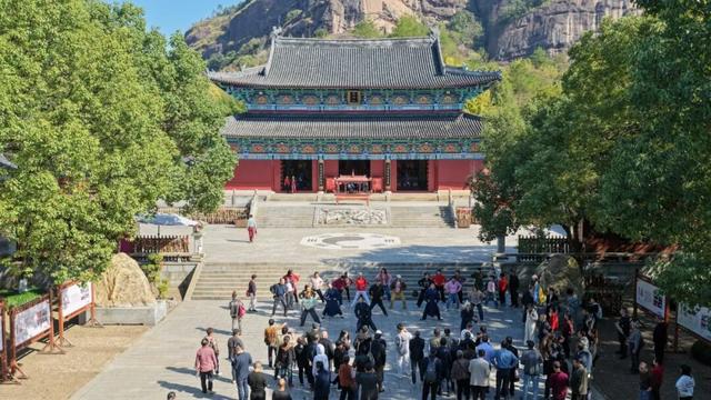 龙虎山“武学速成班”开课！青萍剑+八段锦 游客秒变“养生侠客”