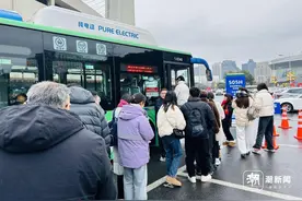 排队检票半个多小时，直达灵隐的公交车满满当当 大年初五杭州这里人山人海图片