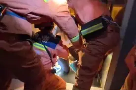 事发上海黄浦！电梯卡在23至24层中间17人被困，消防员快速救援图片