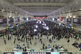 上海三大火车站通宵不打烊，一夜保障6.7万人次旅客图片