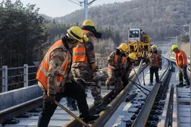 冬季施工“不打烊” ，按下铺轨“加速键”图片