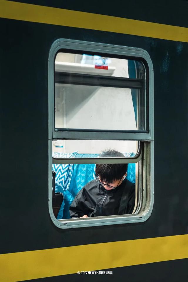 武汉新玩法！2元坐火车过大桥，限时一个月！