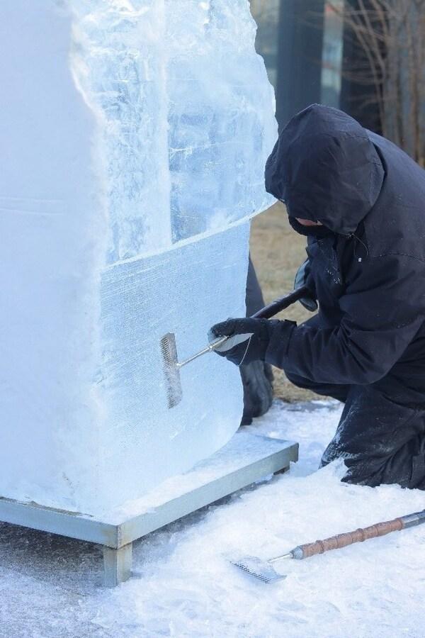 哈尔滨富力丽思卡尔顿酒店1千公斤冰雕作品璀璨亮相