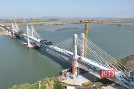 湖北襄荆高铁宜城汉江特大桥主桥合龙，全长25.5千米图片
