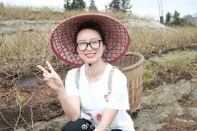 服务西部期满，休学两年的女孩带着母亲上大学图片