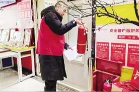 网格员周斌龙小网格里尽职责 服务群众暖人心图片