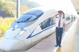 高铁司机温正义：“义”心一意守护粤东环线高铁安全畅通图片