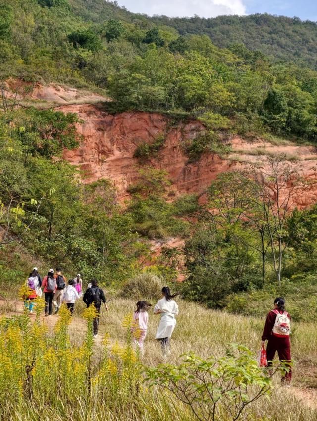 淮阴师范学院第一附属小学：相伴登秋山 温情满重阳