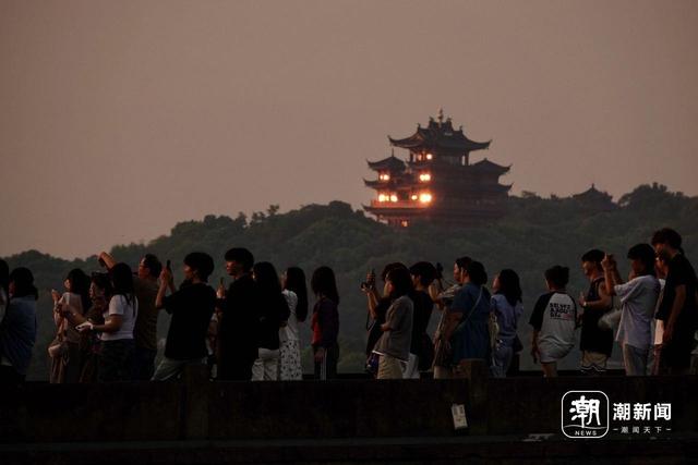 今晨绝美朝霞 ，断桥上都是人，热浪未起的西湖已“沸腾”