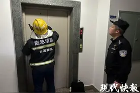 狗绳成“隐形杀手”卡住电梯门，男童被困半个多小时图片