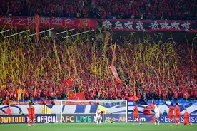 国足身后，那一抹“中国红”图片