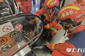 小孩手卡商场扶梯，消防及时救援脱险图片