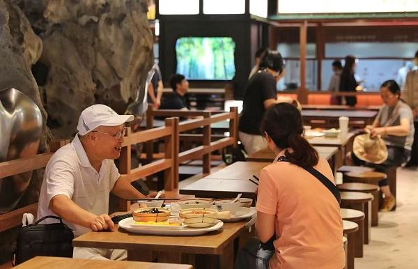 老字号玩出年轻范！豫园“小吃王国”和丰楼携数字非遗、全国热门小吃归来