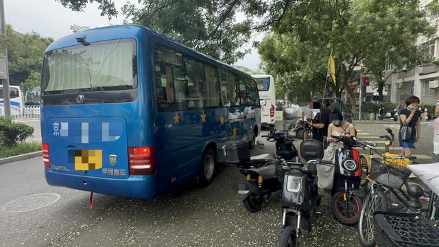 乱！公园设免费停车场，旅游大巴为何还占路停车上下客？