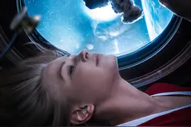 首部太空实拍电影《挑战》女主角尤利娅：在失重状态下拍戏特别爽图片