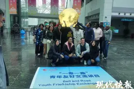 家乡原石“变身”精美艺术品，外媒记者点赞“世界水晶之都”东海图片