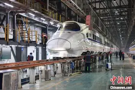 重庆：动车“美容师”昼夜奋战 为旅客提供更好的出行体验图片