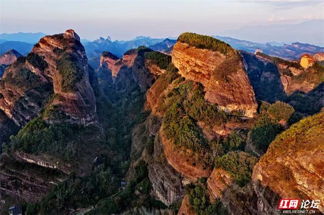 岁暖时刻丨脚踩亿年岩石，眼收峰林倒影，这才是山水正确打开方式