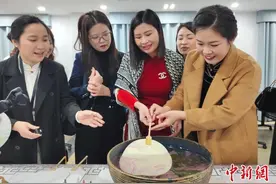 中国东兴越南芒街妇女代表开展友好交流话发展图片