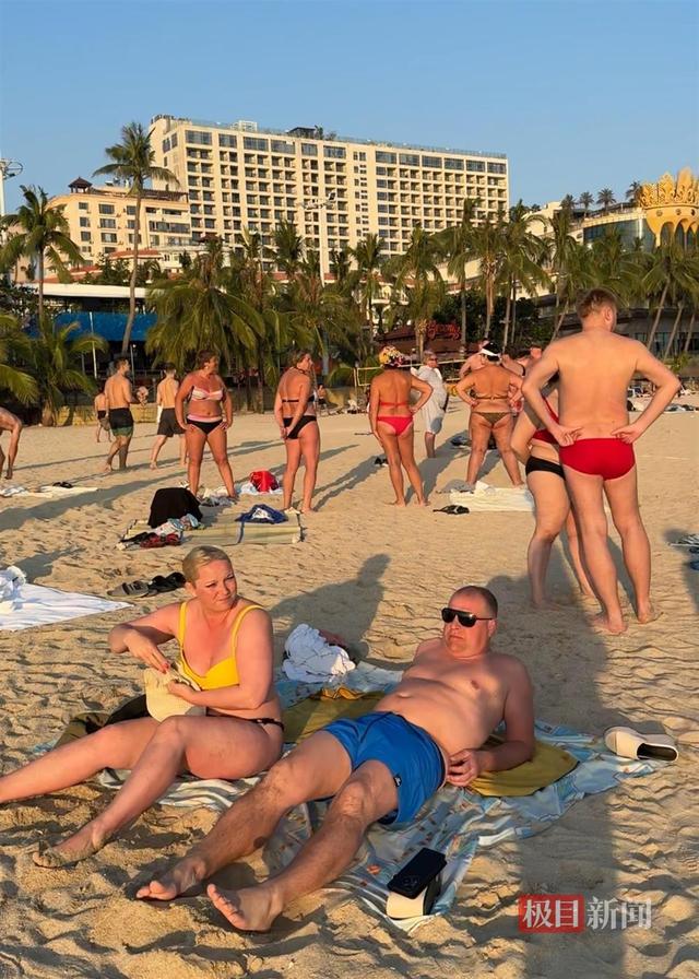 海南封关首日三亚大东海挤满俄罗斯游客，海滩广播以中俄双语循环播放