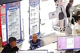 46岁男子看到奶奶照片笑着笑着红了眼，那一瞬间，他回到了小时候…图片