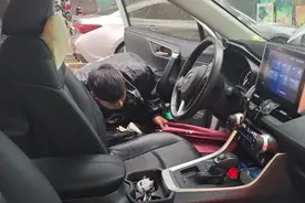 小蛇从车内空调出风口中探出头！他们出手相助图片