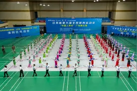 来围观，这场广场舞大赛图片